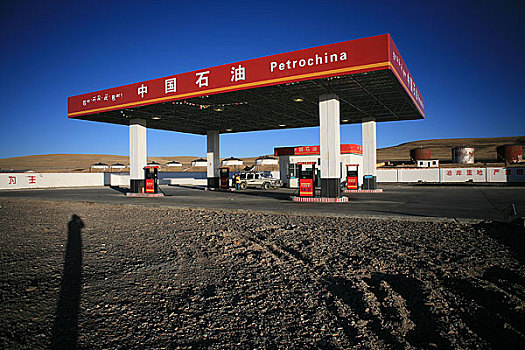 西藏青藏公路上的加油站