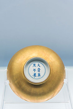 上海博物馆的清康熙景德镇窑金釉碗