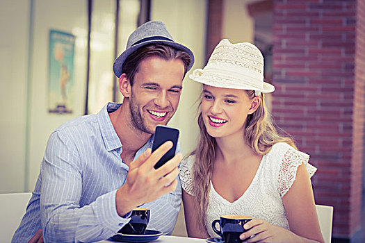 可爱,情侣,看,智能手机,露天咖啡馆