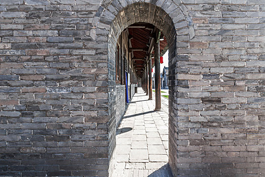 中国山西省平遥县古代县衙拱门内的中式古建筑