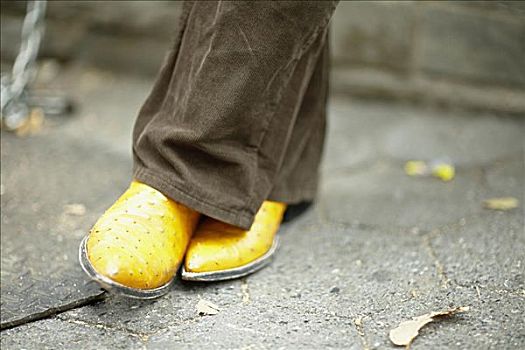特写,男人,腿,穿,黄色,鞋