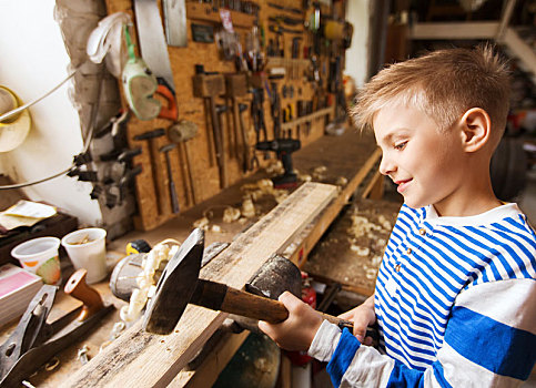 高兴,小男孩,锤子,木板,工作间