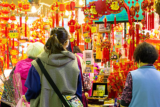 中国年年货大街上人们挑选着春节布置用的饰品
