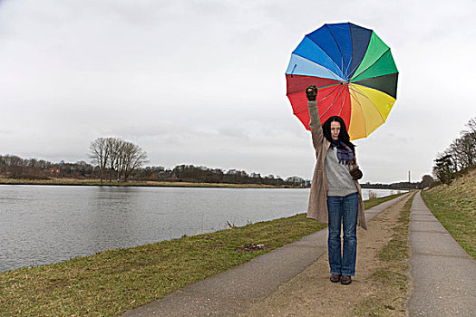 女青年,30-35岁,走,彩色,伞,基尔,运河,寒冷,湿,冬天,白天,石荷州,德国,欧洲