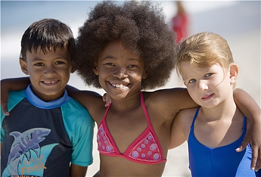 三个孩子,6-10岁,站立,并排,海滩,微笑,正面,头像