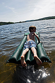 男孩,躺着,充气垫,漂浮,湖