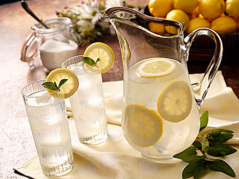 两个,玻璃杯,柠檬水,糖,罐,篮子,柠檬