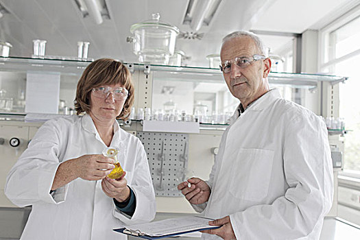 科学家,工作,实验室,拿着,黄色,液体,小瓶