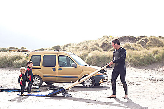 父亲,两个,儿子,冲浪板,汽车,海滩