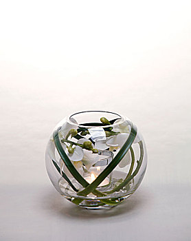 玻璃花瓶里人造花