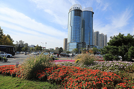 山东省日照市,蓝天白云映衬下的高楼大厦风景如画