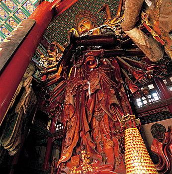 河北承德普宁寺大乘之阁内的木雕千手千眼观音菩萨像