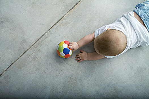 婴儿,爬行,地板,拿着,球,风景,高处