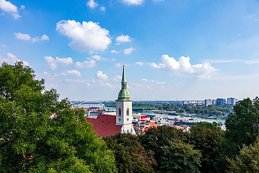 斯洛伐克布拉迪拉发城堡上远眺老城区