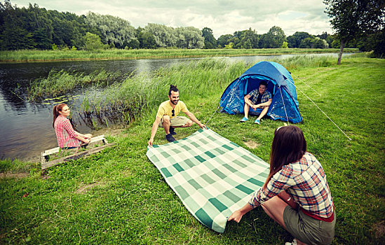 高兴,朋友,卧,野餐毯,营地