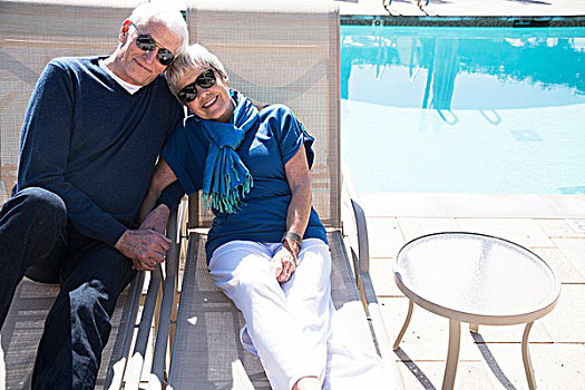 老年,夫妻,放松,沙滩椅,旁侧,游泳池