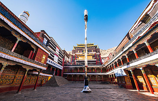 西藏日喀则札什伦布寺广场