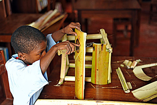 男孩,制作,玩具,竹子,木头,联合国儿童基金会,圣多美,普林西比