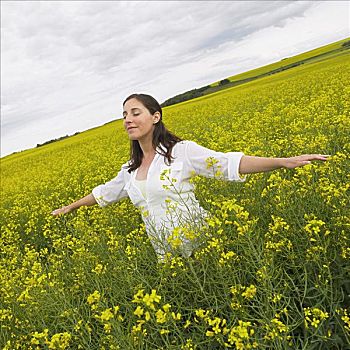 女人,站立,油菜地,艾伯塔省,加拿大