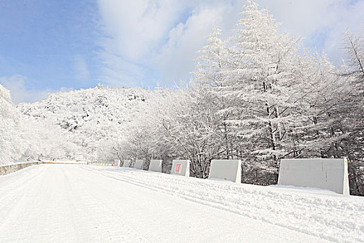 陕西秦岭分水岭公路雪景