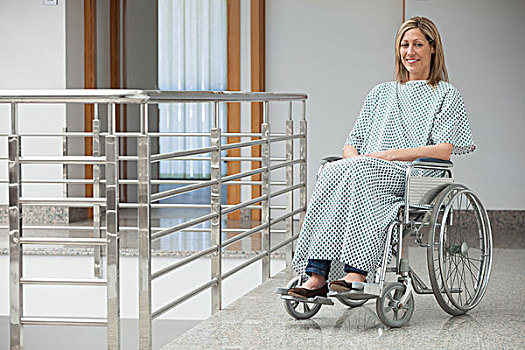 微笑,女人,穿,病号服,坐,轮椅,医院,走廊
