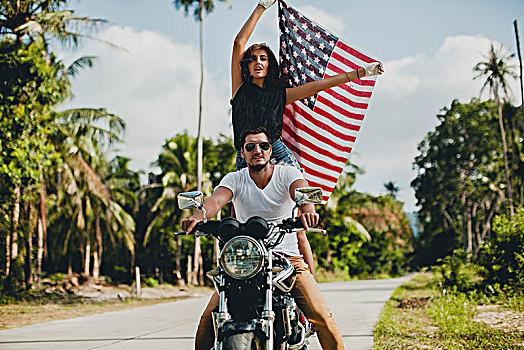 年轻,情侣,拿着,向上,美国国旗,骑,摩托车,乡村道路,甲米,泰国