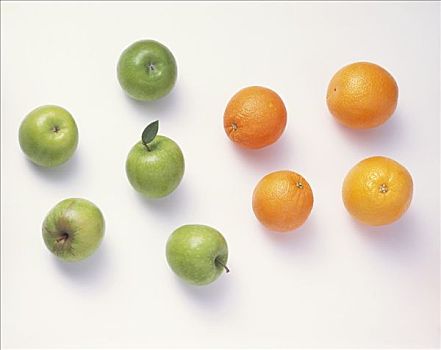 五个,青苹果,四个,橘子,白色背景