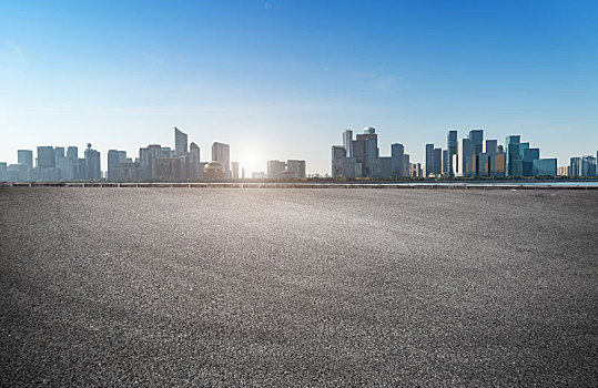 汽车广告背景,公路和现代城市建筑