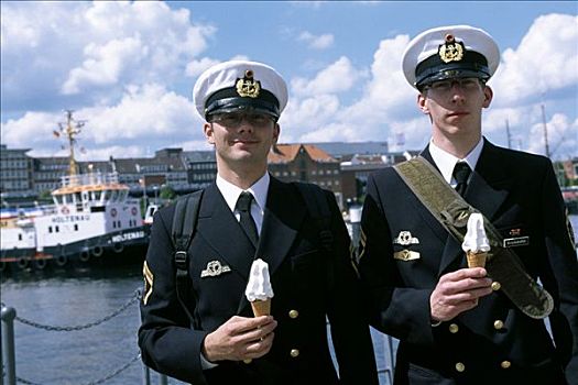 海员,水手,拿着,冰激凌蛋卷,基尔,星期,石荷州,德国,欧洲