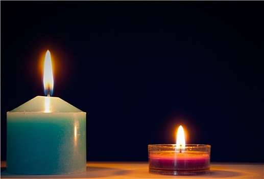 两个,燃烧,蜡烛,深蓝,背景