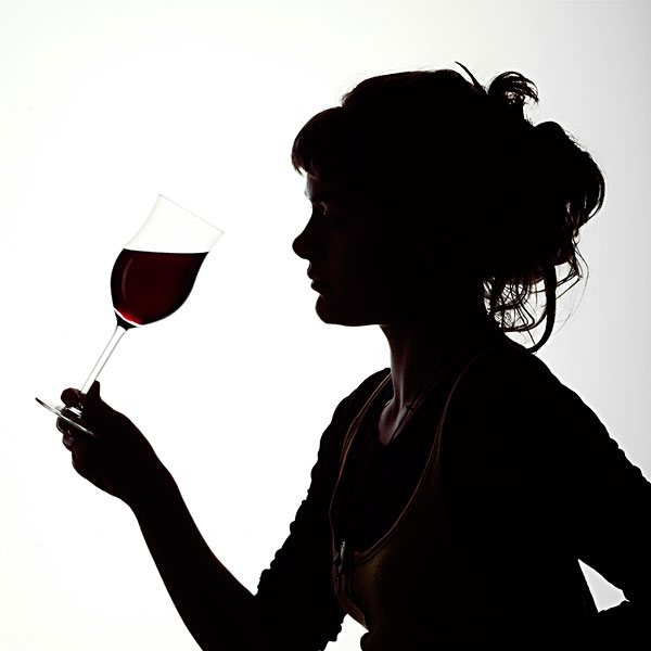 剪影,一个年轻女子的肖像,享受,一杯红葡萄酒