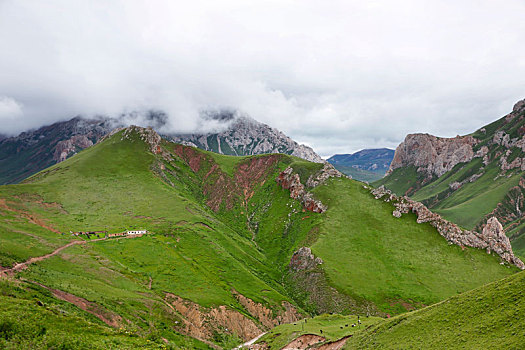 青海高原上的盘山公路