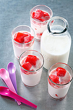 牛奶杯,草莓汁,冰块