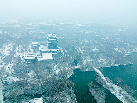 航拍雪后的济南大明湖