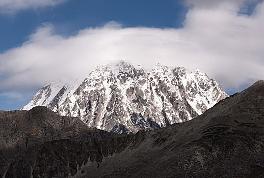 塔公镇雅拉雪山蓝天白云特写