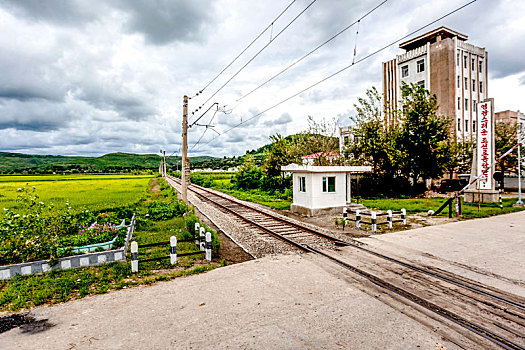 朝鲜的铁路,普通火车站和附近的群众