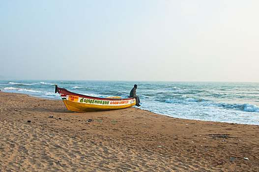 男人,船,海滩,马哈拉里普林,泰米尔纳德邦,印度,亚洲