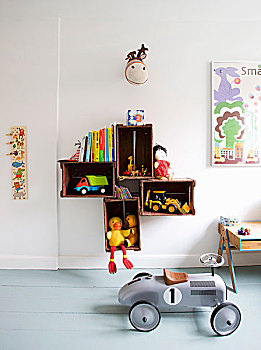 复古,骑乘式玩具,灰色,木地板,玩具,书本,木质,板条箱,墙壁