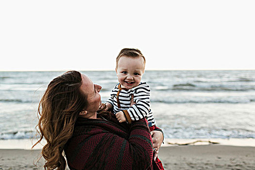 母亲,海滩,拿着,微笑,男婴