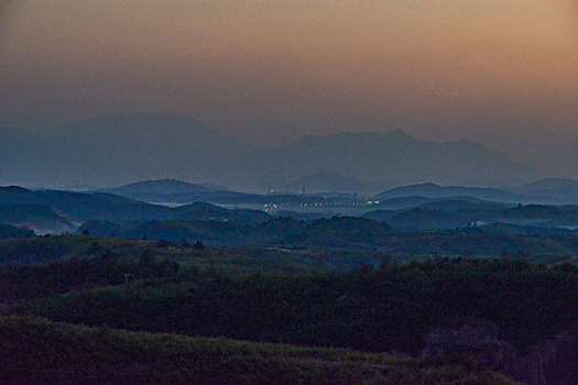 山,丹霞,群山,山脉,黄昏,红光,坡顶,驴友,旅行,地质公园,丹霞地貌,灌木,树,草,水潭,素材,平面设计