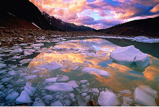 冰山,结冰,伊迪斯卡维尔山,碧玉国家公园,艾伯塔省,加拿大