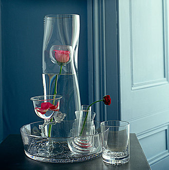 现代,玻璃花瓶,红玫瑰,桌上