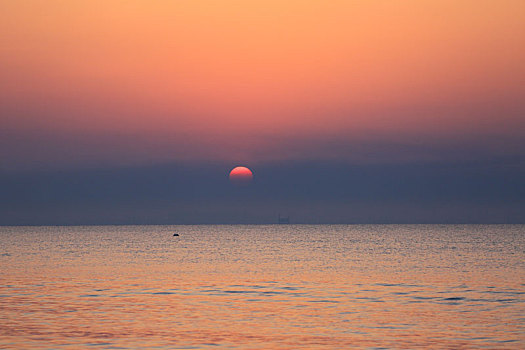 山东省日照市,海上日出美妙绝伦,海鸟,渔船,海浪构成美丽画卷