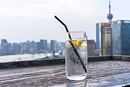 上海城市天际线与饮料