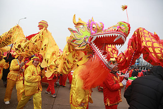 锣鼓喧天迎新春,舞龙舞狮贺新年