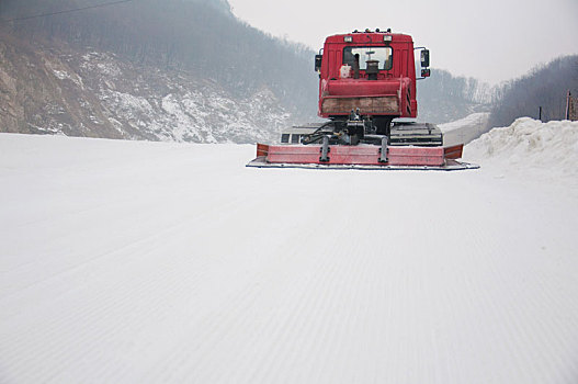 滑雪场正在工作的压雪车