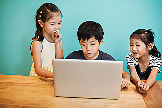 一群孩子,学校,三个孩子,分享,笔记本电脑