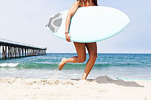 女人,跑,冲浪板,海滩,加利福尼亚,美国