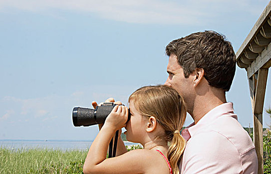 父亲,女儿,小型望远镜