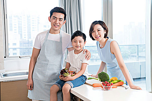 歡樂的一家三口在廚房做飯
